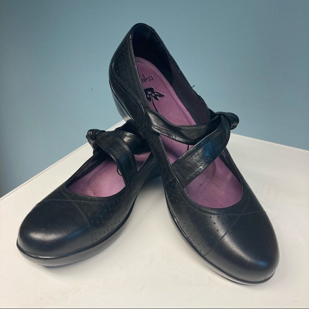 DANSKO Sz 10.5 Mary Jane w/ Leaf Motif Hook Eye Closure Shoes